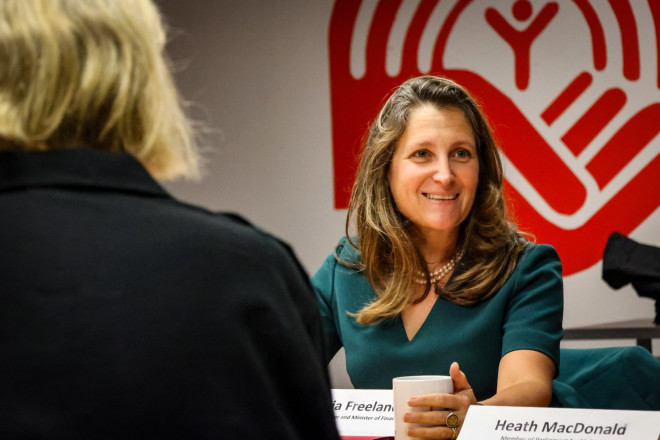 La vice-première ministre sourit lors d'une table ronde organisée par Centraide.