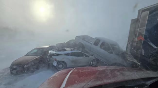 曼尼托巴紧急警报 暴风雪能见度近零致数十车祸